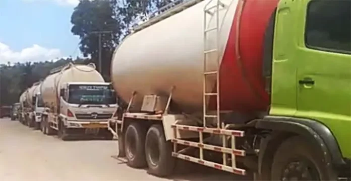 Warga Desa Besu Blokir Jalan Tambang Morosi