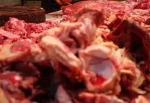 Penjual Daging Busuk di Pasar Mandonga Diciduk Polisi Penjual Daging Busuk di Pasar Mandonga Diciduk Polisi