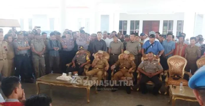 demo Rombak Kabinetnya, Ratusan Warga Demo Bupati Konsel