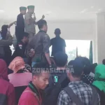 Demo Tolak TKA di Nakertrans Sultra Ricuh Demo Tolak TKA di Nakertrans Sultra Ricuh