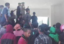 Demo Tolak TKA di Nakertrans Sultra Ricuh Demo Tolak TKA di Nakertrans Sultra Ricuh