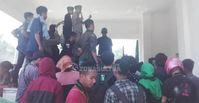 Demo Tolak TKA di Nakertrans Sultra Ricuh