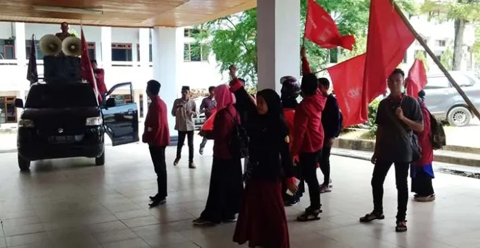 Rupiah Melemah, Mahasiswa Minta DPRD Sultra Kurangi Perjalanan Dinas