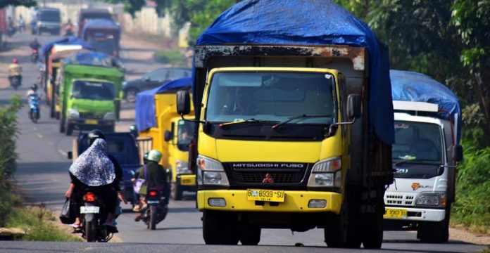 Truk Pengangkut Batu Moramo Rusaki Jalan Kota Kendari