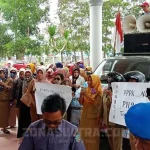 Tolak Penerimaan CPNS 2018, Puluhan Honorer K2 di Konsel Gelar Aksi Damai Tolak Penerimaan CPNS 2018, Puluhan Honorer K2 di Konsel Gelar Aksi Damai