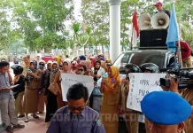 Tolak Penerimaan CPNS 2018, Puluhan Honorer K2 di Konsel Gelar Aksi Damai Tolak Penerimaan CPNS 2018, Puluhan Honorer K2 di Konsel Gelar Aksi Damai