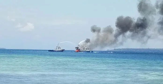 kapal_baubau Kapal Angkut BBM yang Terbakar di Baubau Diduga Tak Berizin