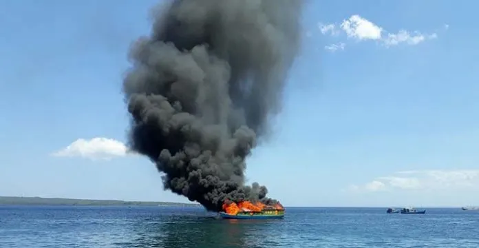 Kapal Pengangkut BBM Terbakar di Dermaga Sulaa Baubau