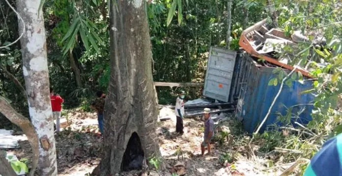 Rem Blong, Truk Kontainer Terperosok ke Jurang