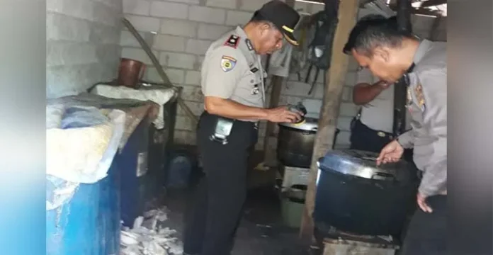 Temukan Pabrik Miras, Polsek Kulisusu Amankan Empat Drum Kameko