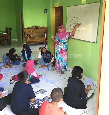 Nuraeni Bausat, Lansia di Kendari yang Aktif Mengajar Bahasa Inggris