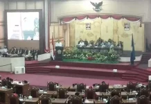 Enam Kepala Daerah Plus Hugua Hadir di Paripurna Perdana AMAN Enam Kepala Daerah Plus Hugua Hadir di Paripurna Perdana AMAN