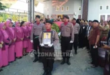 Diiringi Tangis Keluarga, Fathurrahman Dimakamkan Dengan Upacara Kepolisian Diiringi Tangis Keluarga, Fathurrahman Dimakamkan Dengan Upacara Kepolisian