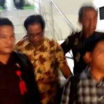 Kejari Kendari Tahan Pejabat Kementrian Koperasi Kejari Kendari Tahan Pejabat Kementrian Koperasi