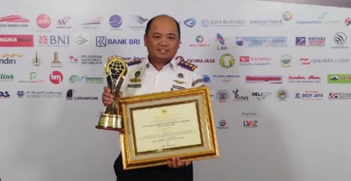 penghargaan ksop kendari KSOP Kendari Terima Penghargaan Layanan Prima dari Kemenhub