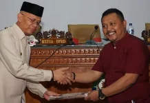 DPRD Bombana Tetapkan KUA PPA 2018, Target Belanja Daerah Naik 3,60 Persen Rapat Pembahadan KUA PPAS antara DORD dan TPAD bersama jajaran OPD di aula rapat komisi DPRD, Kamis (20/92018).