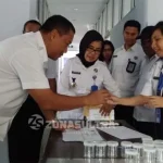 96 Pegawai BNNP Sultra Jalani Tes Urine Dadakan 96 Pegawai BNNP Sultra Jalani Tes Urine Dadakan