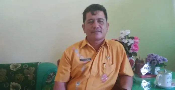 Kepala SMAN 10 Kendari Surasdin