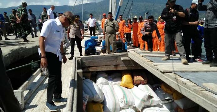 Bupati Bombana Lepas 63 Ton Bantuan Logistik untuk Korban Gempa Sulteng