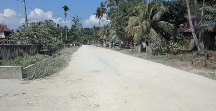 Jalan Poros Ereke-Baubau: Panas Berdebu, Hujan Berlumpur