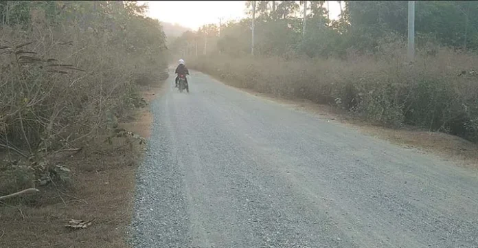 berdebu_bombana Warga Pulau Kabaena Keluhkan Jalan Berlubang dan Berdebu