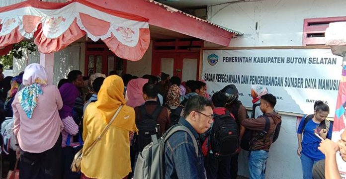 Kantor BKPSDM Busel Sejak Pagi Dipadati Pendaftar CPNS