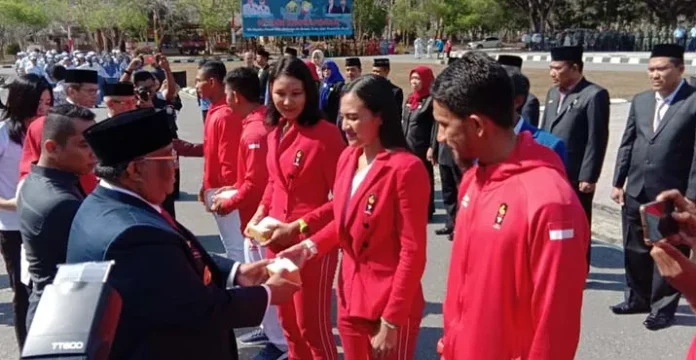 Gubernur Sultra Serahkan Bonus Atlet Asian Games