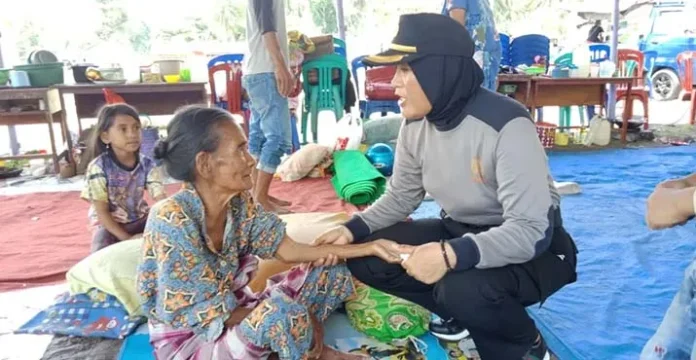 5 Polwan Polda Sultra Lakukan Trauma Healing di Sigi