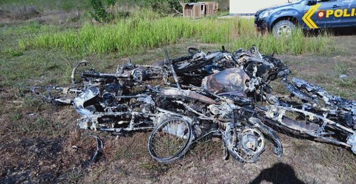 Paksakan Joget di Pesta Adat, 10 Unit Kendaraan Polisi di Buton Dibakar