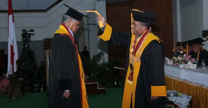 Raih Gelar Doktor di Usia 66 Tahun, La Dupai : Prinsip Saya Longlife Education