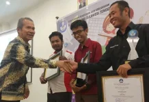 Zonasultra.com Terima Penghargaan Terbaik Satu Penggunaan Bahasa Indonesia Zonasultra.com Terima Penghargaan Terbaik Satu Penggunaan Bahasa Indonesia