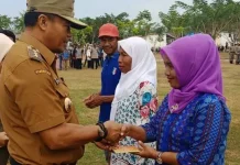 Pemda Serahkan Bantuan Rp600 Juta untuk 30 Kube di Mubar Pemda Serahkan Bantuan Rp600 Juta untuk 30 Kube di Mubar