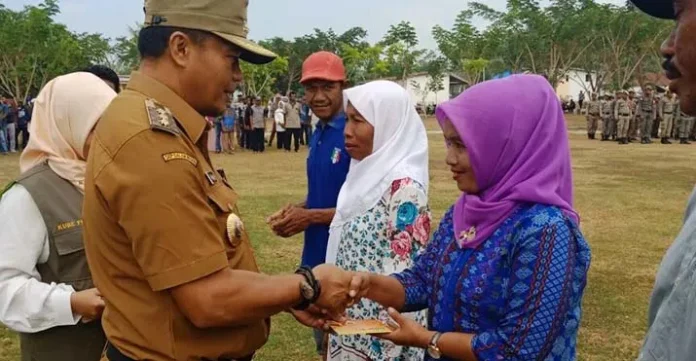 Pemda Serahkan Bantuan Rp600 Juta untuk 30 Kube di Mubar