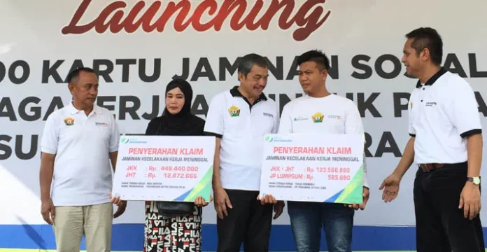 BPJS Ketenagakerjaan Kendari Serahkan Dana Klaim Rp571 Juta