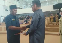 DPRD Kendari Serahkan 11 Raperda Hak Inisiatif ke Pemkot DPRD Kendari Serahkan 11 Raperda Hak Inisiatif ke Pemkot