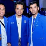 Raup: Ciptakan Politik Seni Untuk Kedamaian Berdemokrasi Ketua DPD PAN Konut, Raup (tengah) yang juga menjabat sebagai Wakil Bupati Konut bersama Sekertaris PAN Konut, Indra Supriadi yang kini menjabat sebagai Wakil Ketua l DPRD Konut dan kader PAN, Hamka saat berfoto hersama dalam kegiatan Musyawarah PAN