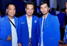 Raup: Ciptakan Politik Seni Untuk Kedamaian Berdemokrasi Ketua DPD PAN Konut, Raup (tengah) yang juga menjabat sebagai Wakil Bupati Konut bersama Sekertaris PAN Konut, Indra Supriadi yang kini menjabat sebagai Wakil Ketua l DPRD Konut dan kader PAN, Hamka saat berfoto hersama dalam kegiatan Musyawarah PAN