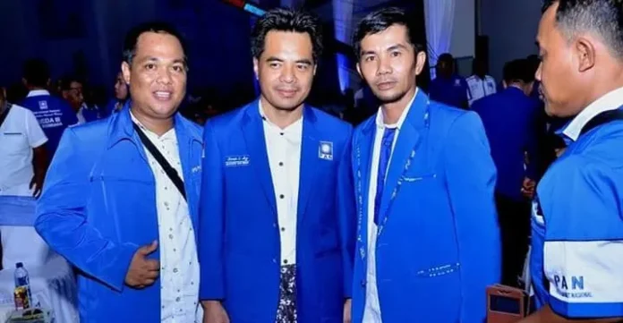 Ketua DPD PAN Konut, Raup (tengah) yang juga menjabat sebagai Wakil Bupati Konut bersama Sekertaris PAN Konut, Indra Supriadi yang kini menjabat sebagai Wakil Ketua l DPRD Konut dan kader PAN, Hamka saat berfoto hersama dalam kegiatan Musyawarah PAN