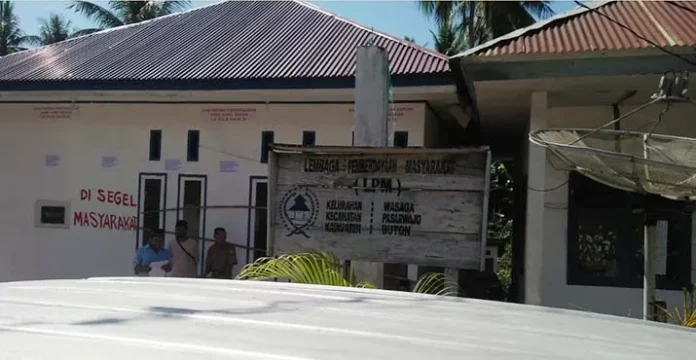 Dinilai Otoriter, Warga Segel Kantor Lurah Wasaga Buton