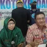 Edarkan Tembakau Gorilla, Mahasiswa Asal Makassar Diciduk BNN Kota Kendari Kepala Badan Narkotika (BNN) Kota Kendari Murniaty didampingi Kepala Seksi Pemberantasan BNN Kota Kendari Kompol Anwar Toro memperlihatkan barang bukti Narkotika jenis tembakau gorilla yang diamankan dari pelaku bernama Anjas Budi Prasakti alias Anjas (19). Murniaty memperlihatkan barang bukti ini saat menggelar press conference di Kantor BNN Kota Kendari, Jumat (26/10/2018).