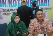 Edarkan Tembakau Gorilla, Mahasiswa Asal Makassar Diciduk BNN Kota Kendari Kepala Badan Narkotika (BNN) Kota Kendari Murniaty didampingi Kepala Seksi Pemberantasan BNN Kota Kendari Kompol Anwar Toro memperlihatkan barang bukti Narkotika jenis tembakau gorilla yang diamankan dari pelaku bernama Anjas Budi Prasakti alias Anjas (19). Murniaty memperlihatkan barang bukti ini saat menggelar press conference di Kantor BNN Kota Kendari, Jumat (26/10/2018).