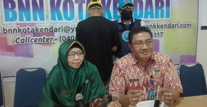 Kepala Badan Narkotika (BNN) Kota Kendari Murniaty didampingi Kepala Seksi Pemberantasan BNN Kota Kendari Kompol Anwar Toro memperlihatkan barang bukti Narkotika jenis tembakau gorilla yang diamankan dari pelaku bernama Anjas Budi Prasakti alias Anjas (19). Murniaty memperlihatkan barang bukti ini saat menggelar press conference di Kantor BNN Kota Kendari, Jumat (26/10/2018).