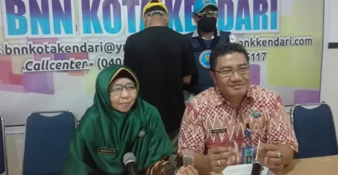 Kepala Badan Narkotika (BNN) Kota Kendari Murniaty didampingi Kepala Seksi Pemberantasan BNN Kota Kendari Kompol Anwar Toro memperlihatkan barang bukti Narkotika jenis tembakau gorilla yang diamankan dari pelaku bernama Anjas Budi Prasakti alias Anjas (19). Murniaty memperlihatkan barang bukti ini saat menggelar press conference di Kantor BNN Kota Kendari, Jumat (26/10/2018).