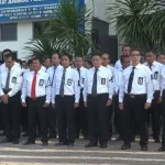 Pegawai Kemenkeu Sultra Gunakan Pita Hitam di Upacara Hari Oeang ke-72 Pegawai Kemenkeu Sultra Gunakan Pita Hitam di Upacara Hari Oeang ke-72