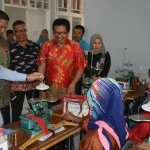 Kembangkan Kewirausahaan Konveksi di Butur, Pemda Bantu 20 Unit Mesin Jahit Kembangkan Kewirausahaan Konveksi di Butur, Pemda Bantu 20 Unit Mesin Jahit