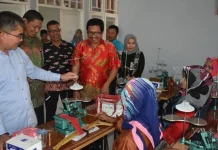 Kembangkan Kewirausahaan Konveksi di Butur, Pemda Bantu 20 Unit Mesin Jahit Kembangkan Kewirausahaan Konveksi di Butur, Pemda Bantu 20 Unit Mesin Jahit