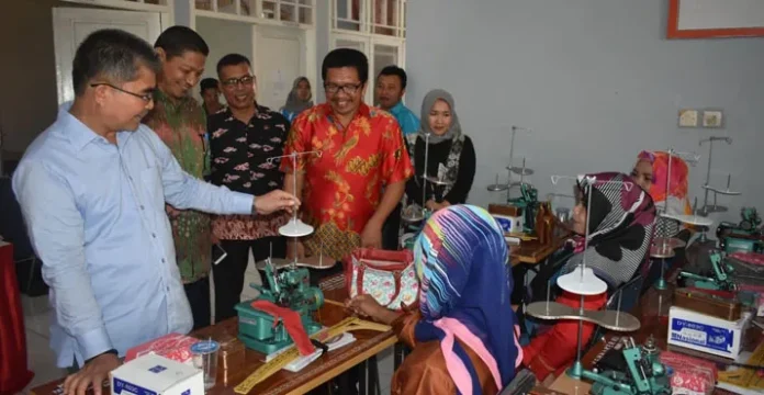 Kembangkan Kewirausahaan Konveksi di Butur, Pemda Bantu 20 Unit Mesin Jahit