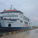 Warga Kabaena Antusias Sambut Beroperasinya KMP Bontoharu Warga Kabaena Antusias Sambut Beroperasinya KMP Bontoharu