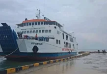 Warga Kabaena Antusias Sambut Beroperasinya KMP Bontoharu Warga Kabaena Antusias Sambut Beroperasinya KMP Bontoharu