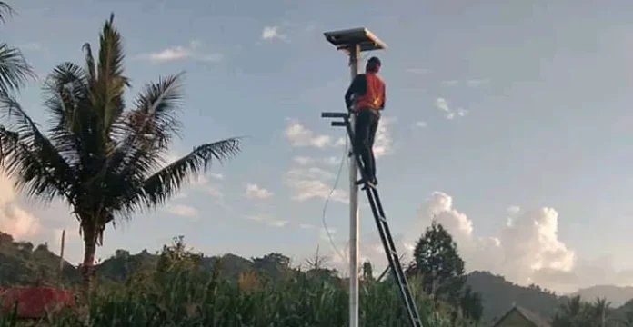 Panel Solar System Raib, Jalan di Desa Mataiwoi Gelap Gulita